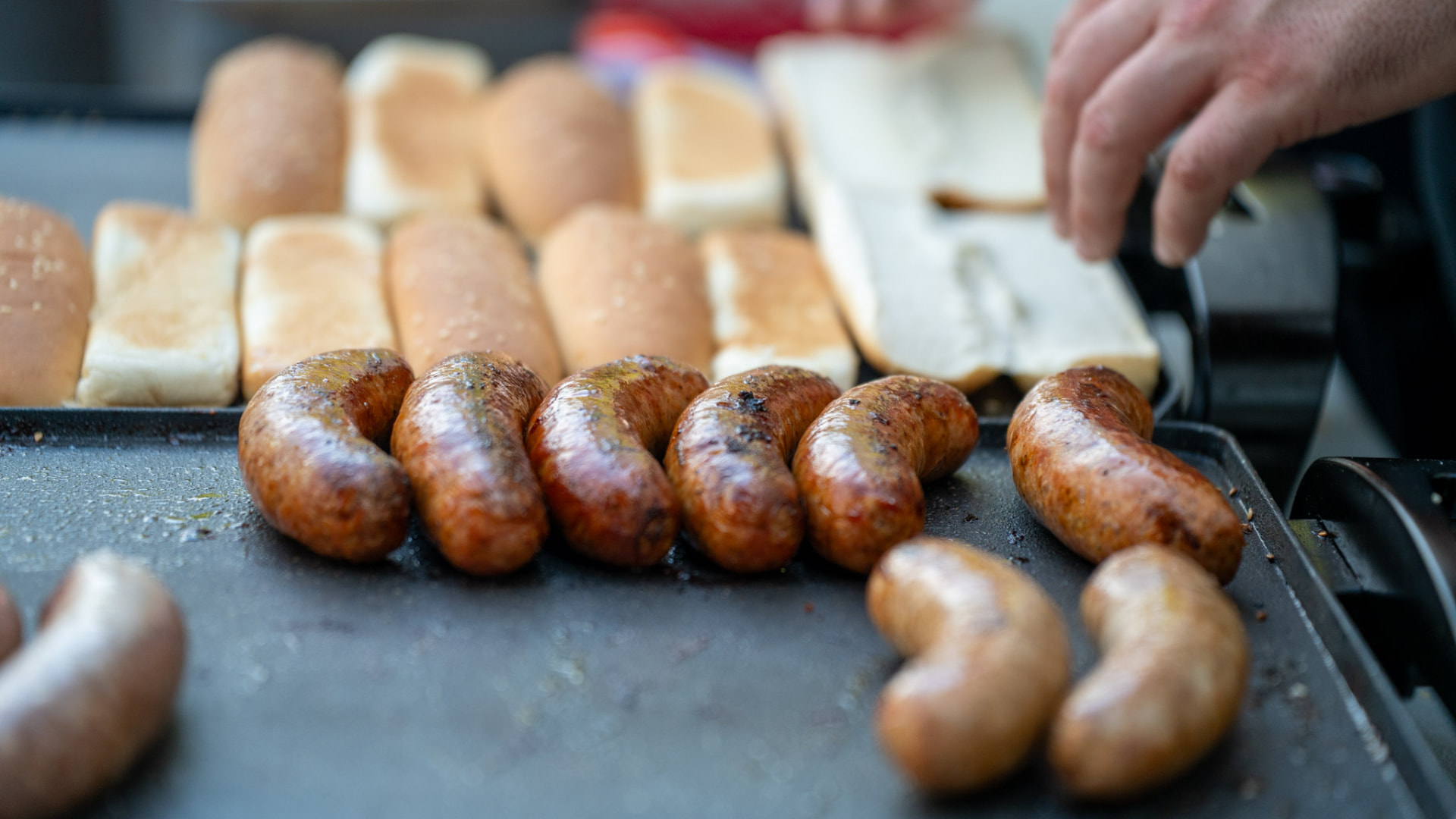 Saucisses maison sur le gril et pains pour hot-dog