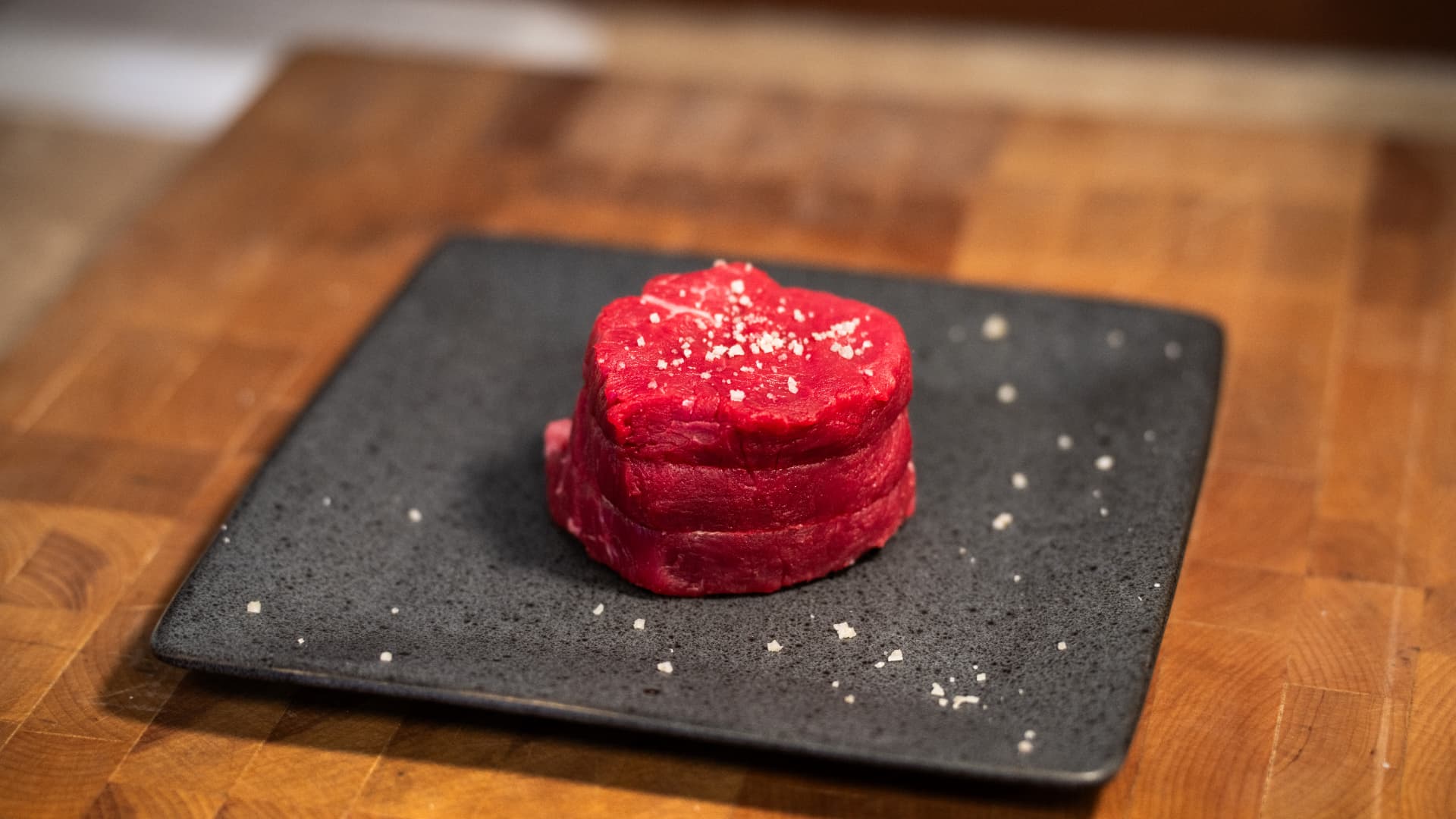 Filet de bœuf assaisonné sur une ardoise