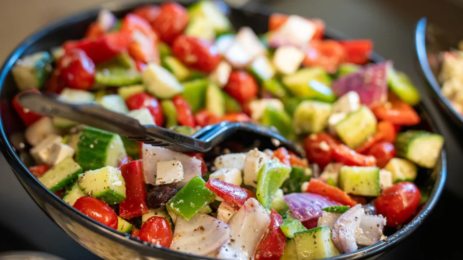 Salade colorée de concombres, poivrons et fromage feta
