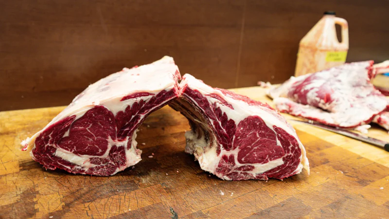 Deux pièces de bœuf sur le billot de la boucherie