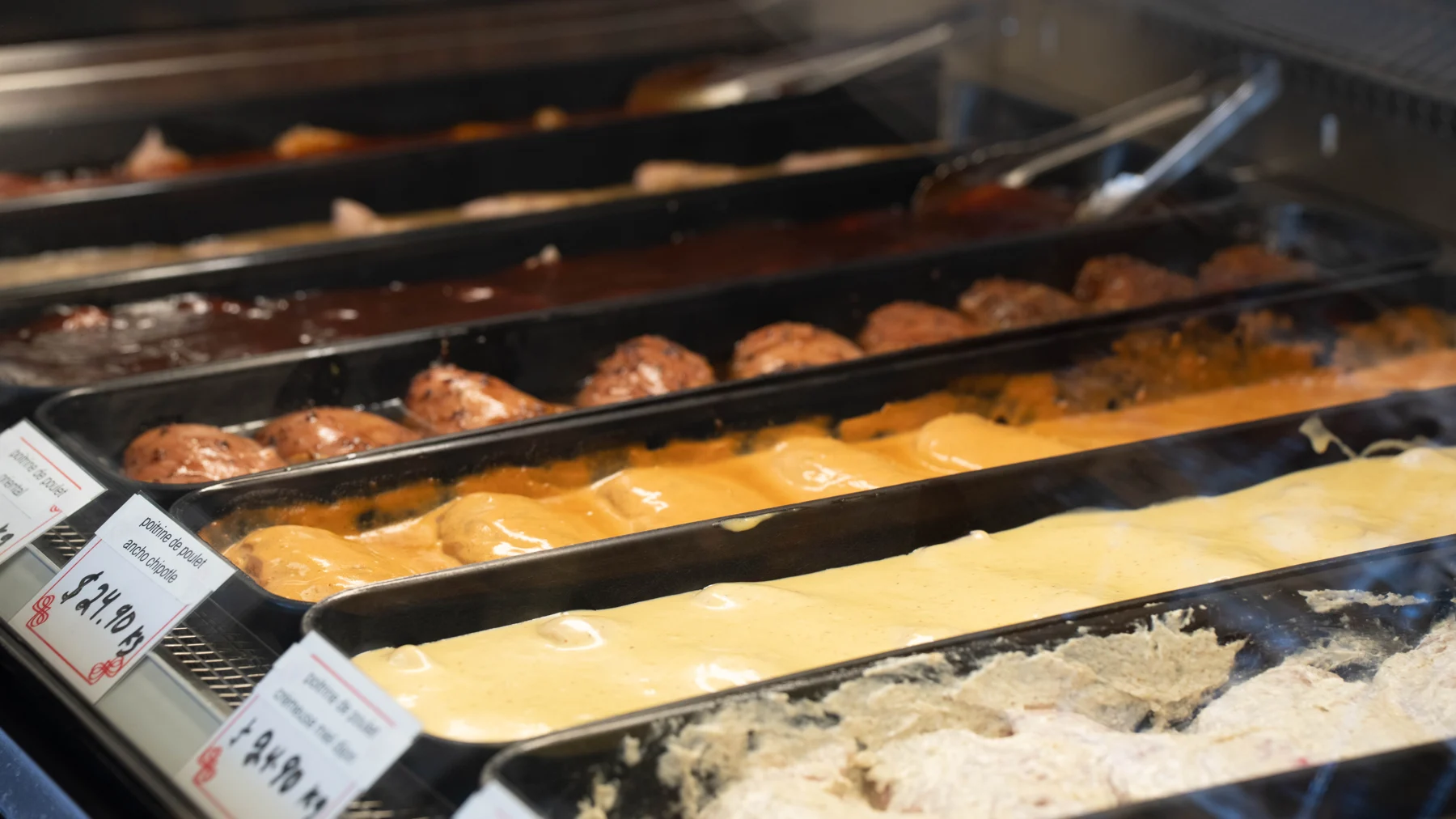 Plats cuisinés maison présentés au comptoir